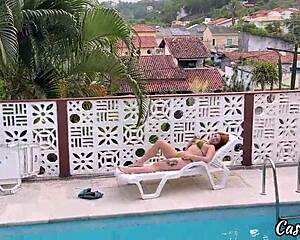 ruiva deliciosa cai de boca na pika... vizinho domina essa puta ruiva com tapas 🔥🍑