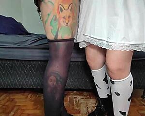 as meninas da roça chupam pica na sede... rola no cuzinho das duas agora!!