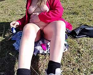 Madrasta e enteada FLASHING legs in garden PUBLIC sunbath, comment for more vids