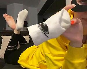 i'm hooked on her smelly barefoot nike socks dirty feet fetish