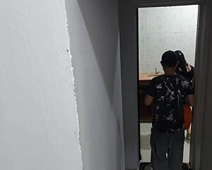 Esposa safada trepando com encanador no banheiro