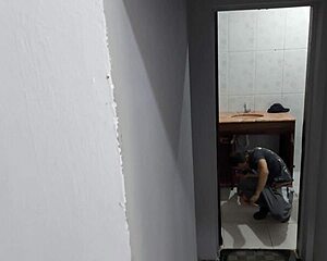 Esposa safada trepando com encanador no banheiro