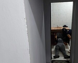 Esposa safada trepando com encanador no banheiro