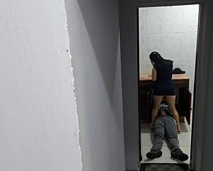 Esposa safada trepando com encanador no banheiro