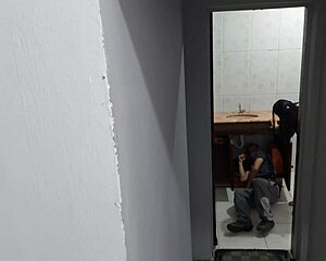 Esposa safada trepando com encanador no banheiro