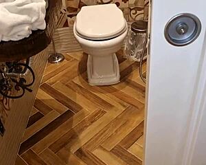 ITALIANO ARRAPATO SI SEGHE SPIATO DALLA SORELLASTRA CON T-SHIRT SOLO!