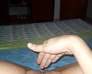 me dan ganas de masturbarme antes de ir al trabajo miren como me mojo la concha