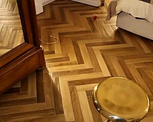 ITALIANO ARRAPATO SI SEGHE SPIATO DALLA SORELLASTRA CON T-SHIRT SOLO!