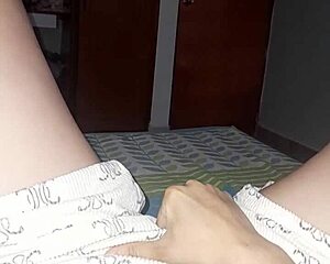 me dan ganas de masturbarme antes de ir al trabajo miren como me mojo la concha