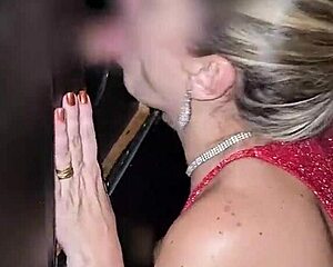 o corno levou pra glory hole e eu fiz a festa com varios ali