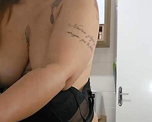 exhibitionist hotwife flashes her holes ready for usa comers to fill her up today