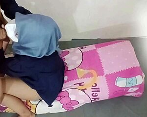 Tante Indonesia moans passionately getting fucked hard by lover's thick cock