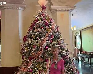 kal and i strolled waikiki admiring christmas lights with few callers
