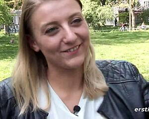 Heiße 19-Jährige Münchnerin Masturbiert Intim Im Schlafzimmer