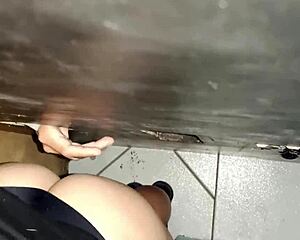 Chupei um negro dotado no gloryhole e tomei todo o leitinho quente