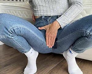 Stepmom cum squirt in tight wet leggings