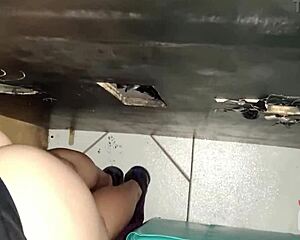 Chupei um negro dotado no gloryhole e tomei todo o leitinho quente