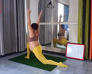 Regina Noir Does Yoga Without Panties In Gym