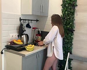 I didnt have anything else so i used a banana to masturbate