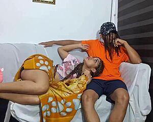 Tengo sexo con mi padrastro y mi madrastra casi nos pilla follando en el sofa me gusta la polla de papi