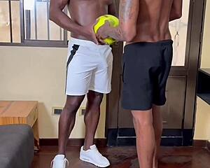 Negro roludo com 30cm me fudeu gostoso antes da partida