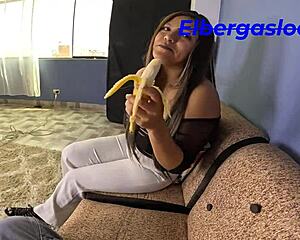 Mi madrastra me enseñara como es que se coje con una milf tetona y culona apenas pude soportar sus sentones tan sensuales