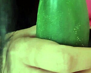 Estava com calor abri bem as pernas sem calcinha com minha buceta depilada peguei o pepino que estava bem molhadinho e coloquei na buceta grande que eu tenho e rosei bastante uma delicia