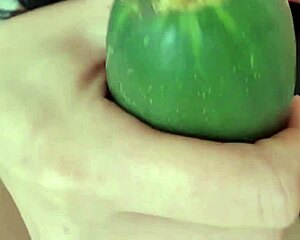 Estava com calor abri bem as pernas sem calcinha com minha buceta depilada peguei o pepino que estava bem molhadinho e coloquei na buceta grande que eu tenho e rosei bastante uma delicia