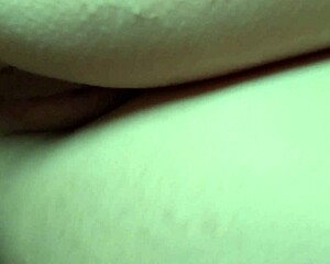 Sexo anal comendo o cuzinho da casada na frente do corno