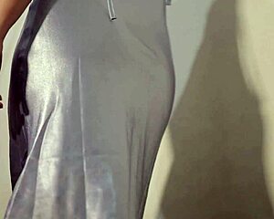 Pengen banget punya istri semulus dan semontok ini cewek indo pakai gaun satin sexy
