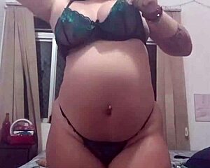grávida safada pós banho vestindo uma lingerie linda e dançando