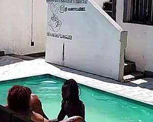 flagrei vizinha fudendo com negão na piscina