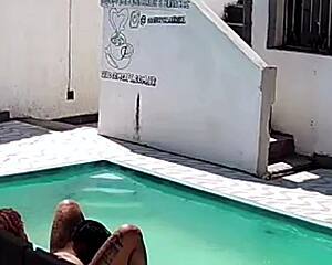 flagrei vizinha fudendo com negão na piscina
