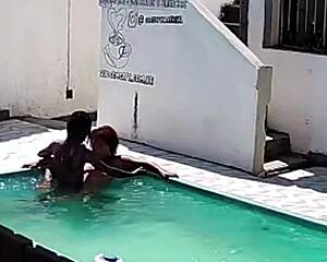 flagrei vizinha fudendo com negão na piscina