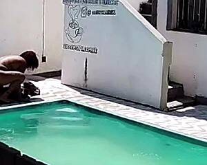 flagrei vizinha fudendo com negão na piscina