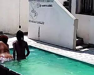 flagrei vizinha fudendo com negão na piscina