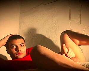 masturbacion en la cama con guantes de latex - pene grande 18 cm - caballero sexy number 1 - cristopher rebellato alexis