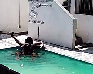 flagrei vizinha fudendo com negão na piscina