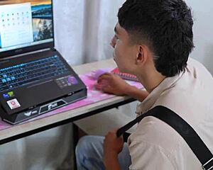 I surprise the repairman watching my videos and taste his huge cock
