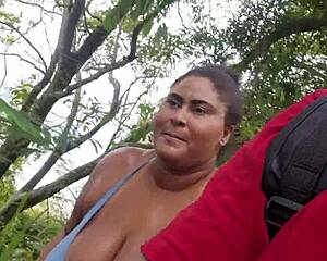 me exibindo na rua e todos olhando saindo da praia